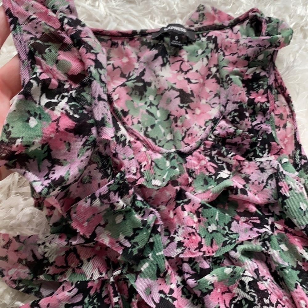 Express Ruffle Floral Top - Picture 6 of 7